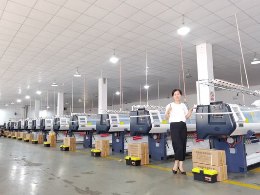 広さ52インチの平面編み機 シマ・セイキの熟練工芸